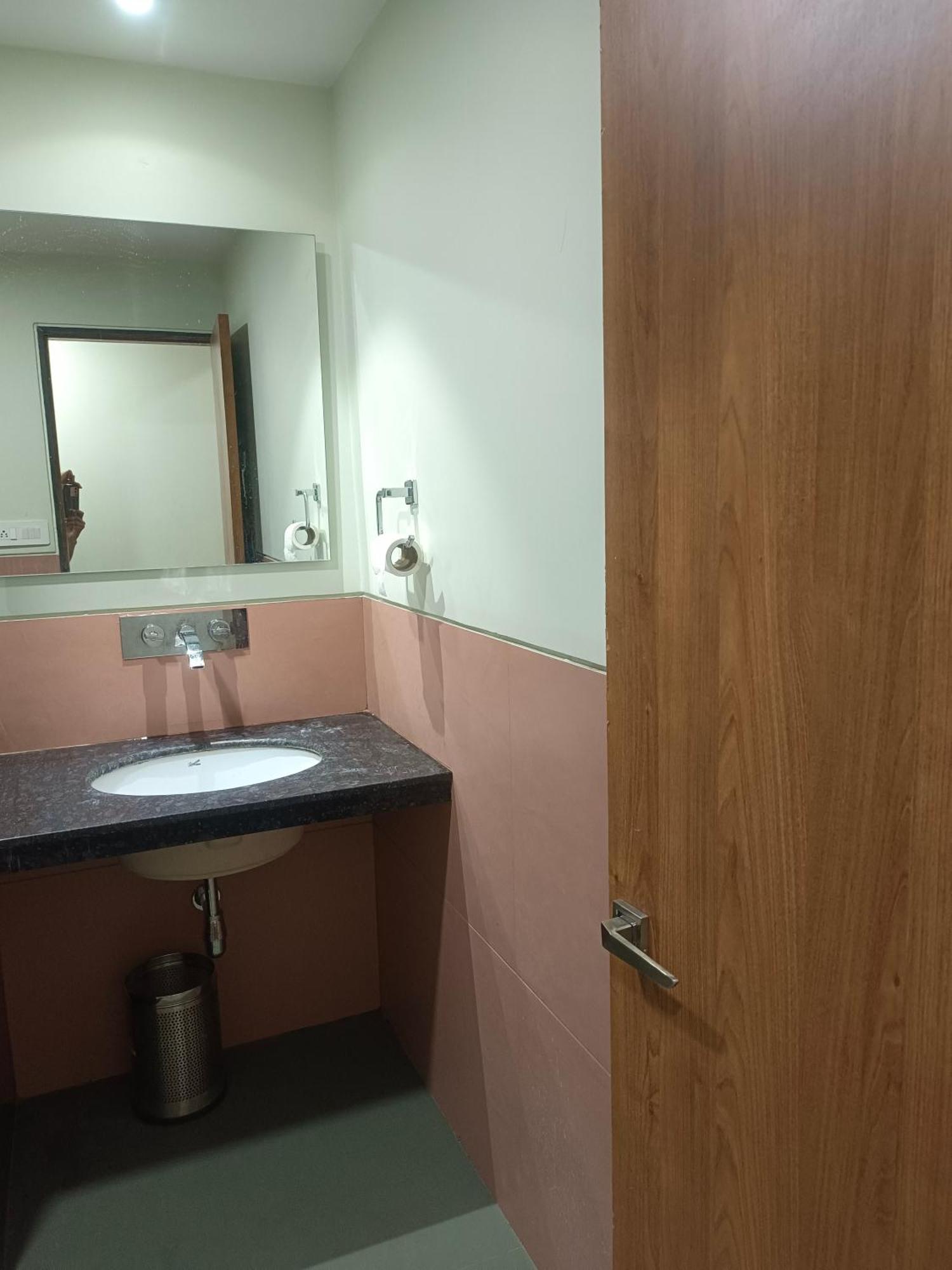 Hotel Ashray Ujjain Esterno foto