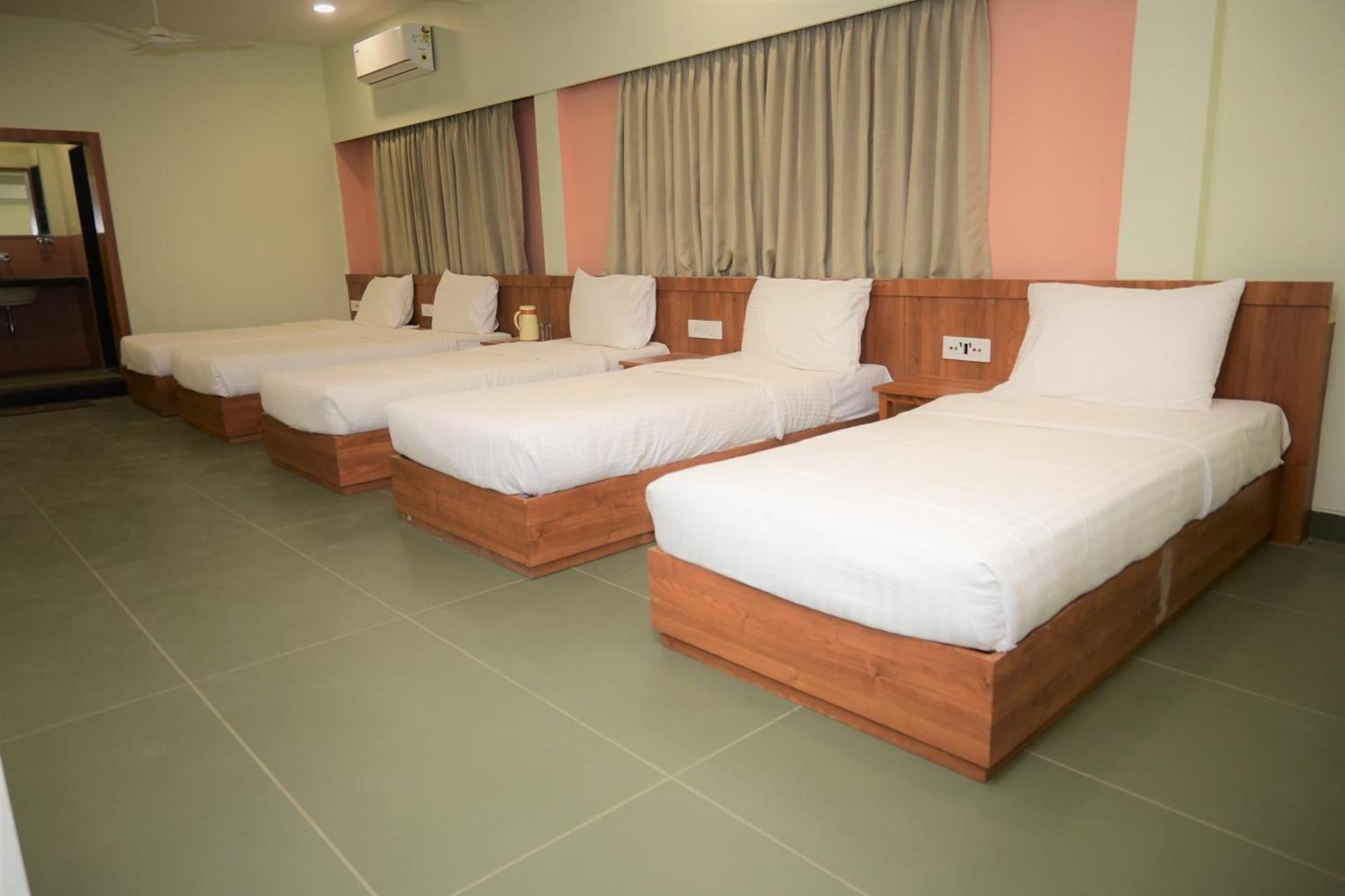Hotel Ashray Ujjain Esterno foto