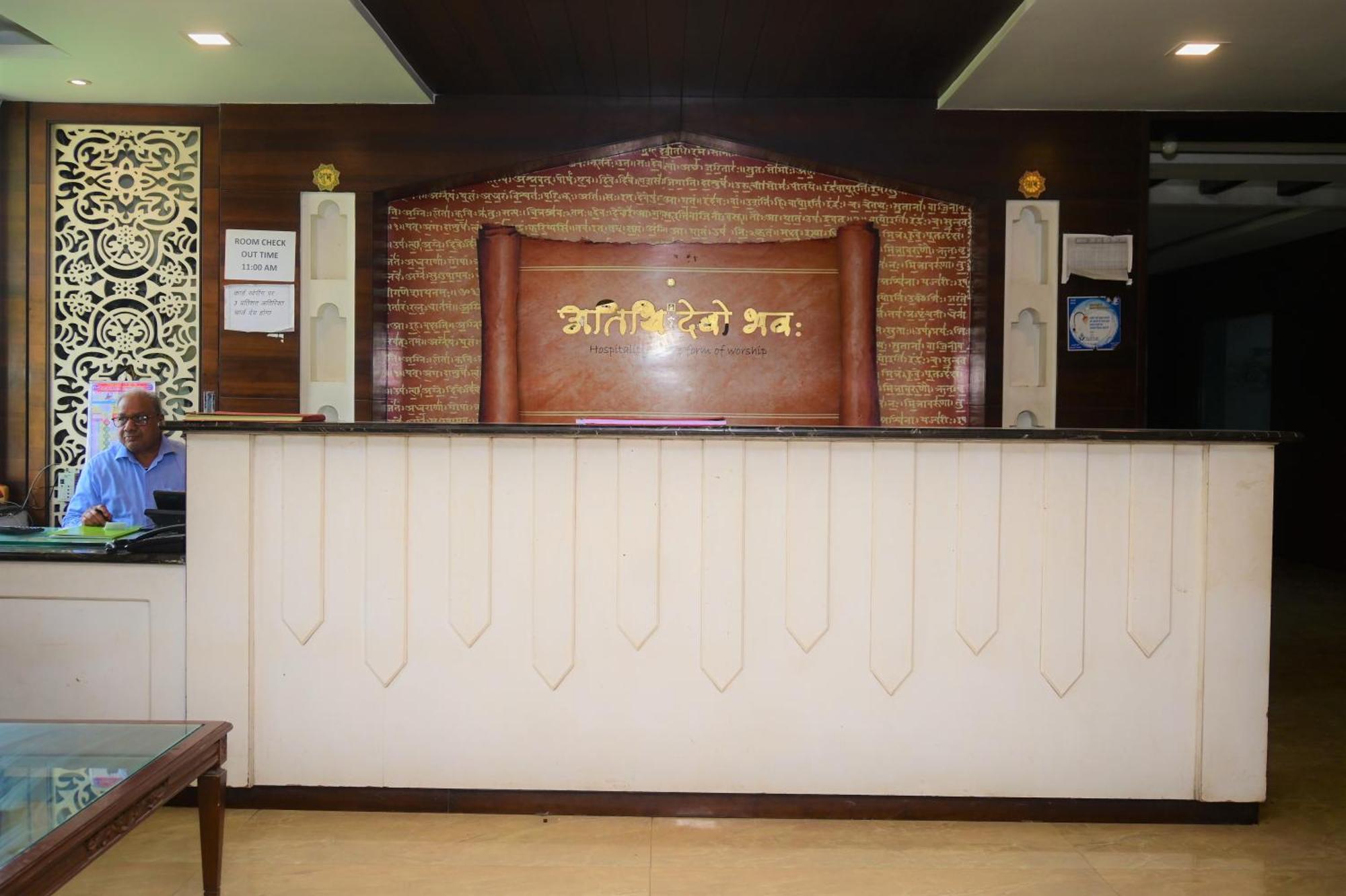 Hotel Ashray Ujjain Esterno foto