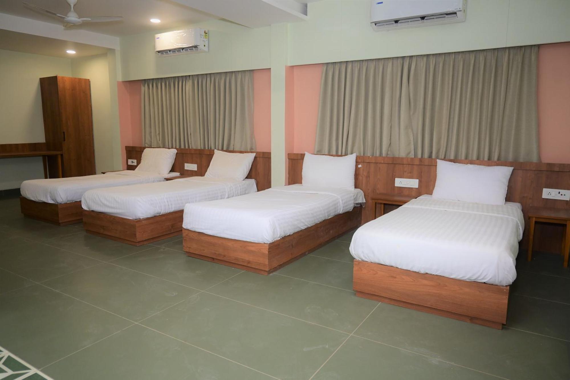 Hotel Ashray Ujjain Esterno foto