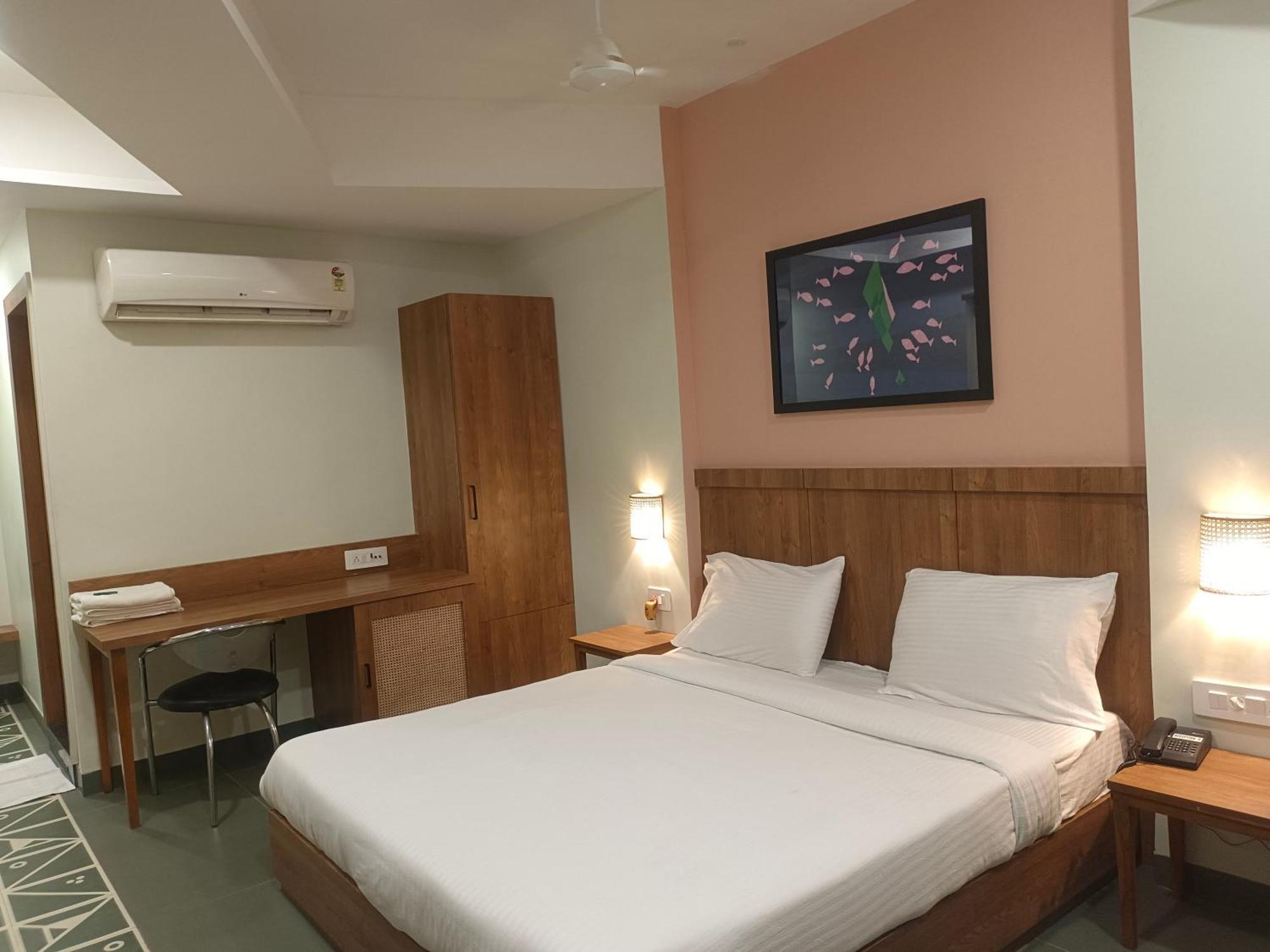 Hotel Ashray Ujjain Esterno foto