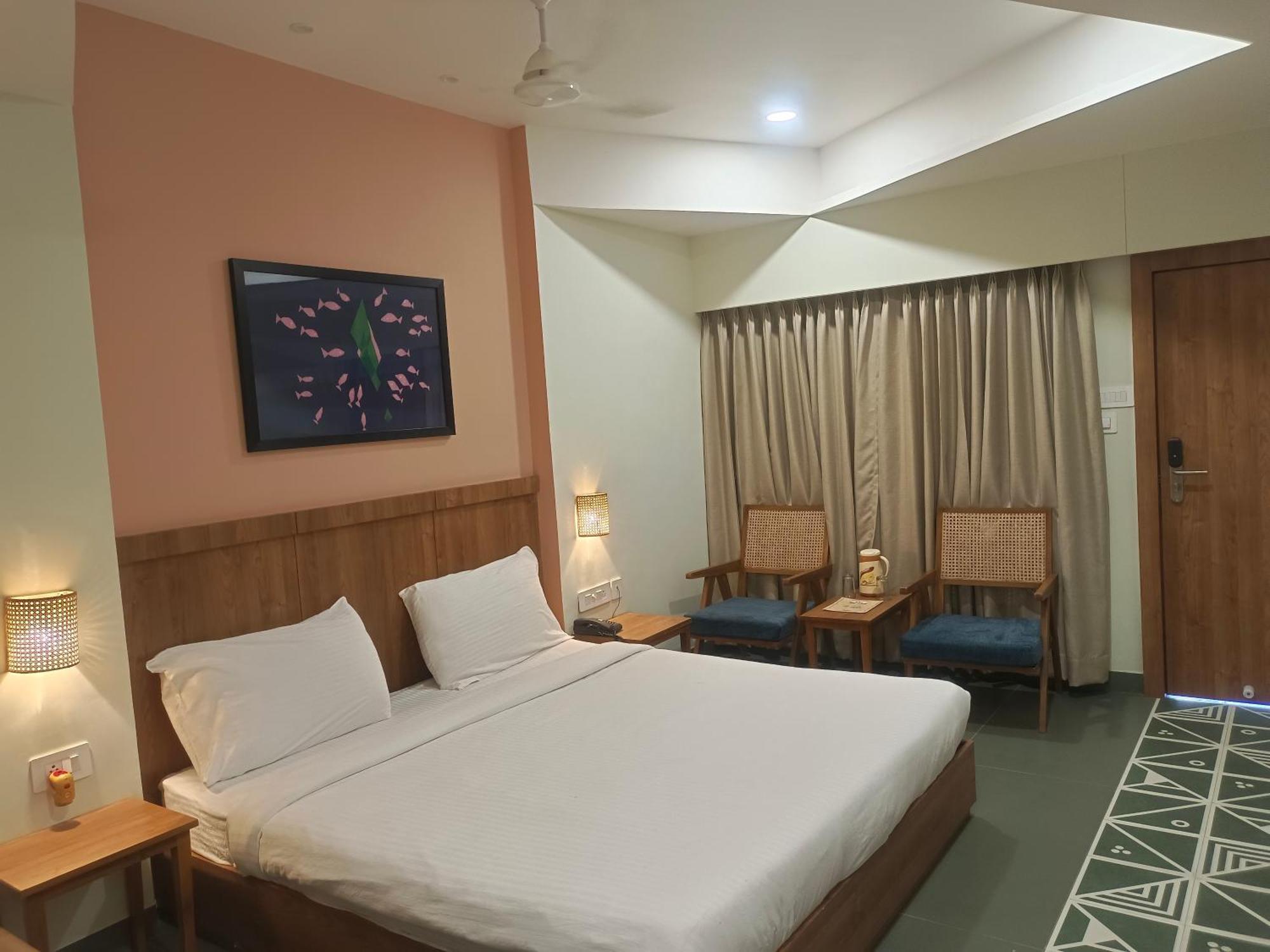 Hotel Ashray Ujjain Esterno foto