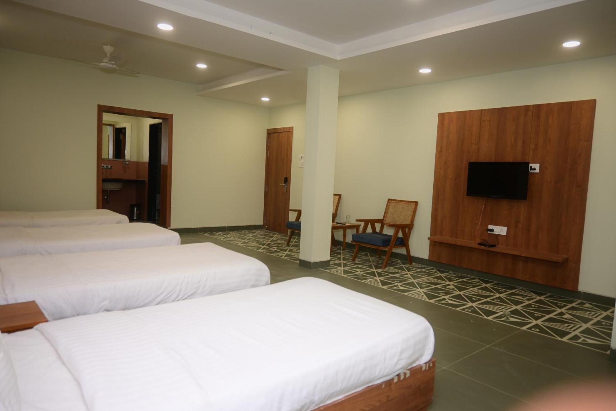 Hotel Ashray Ujjain Esterno foto