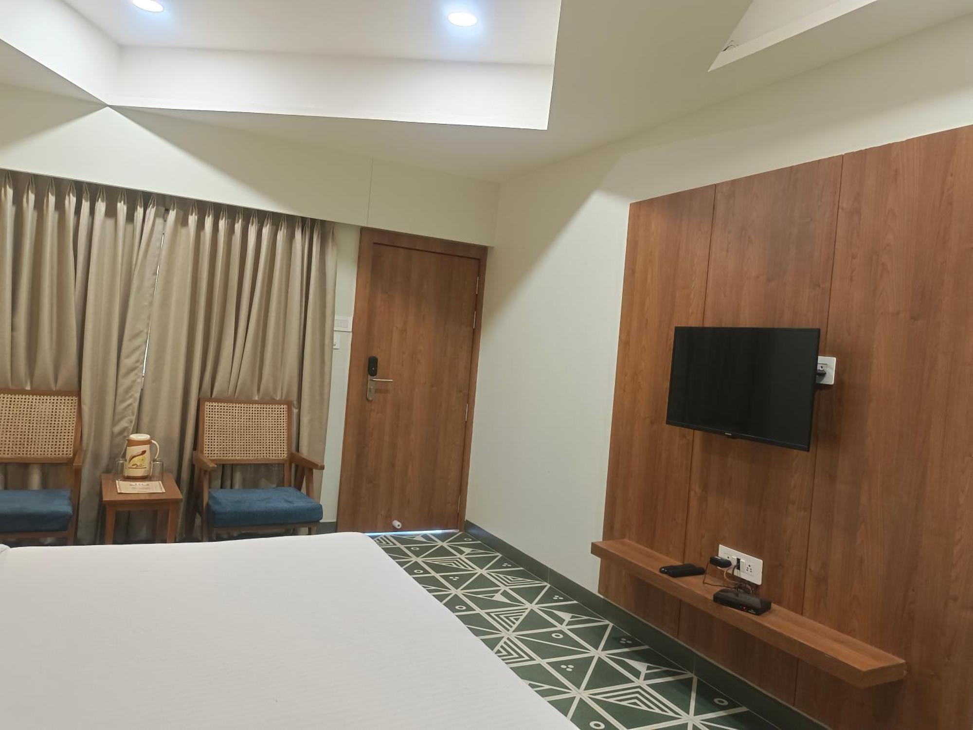 Hotel Ashray Ujjain Esterno foto