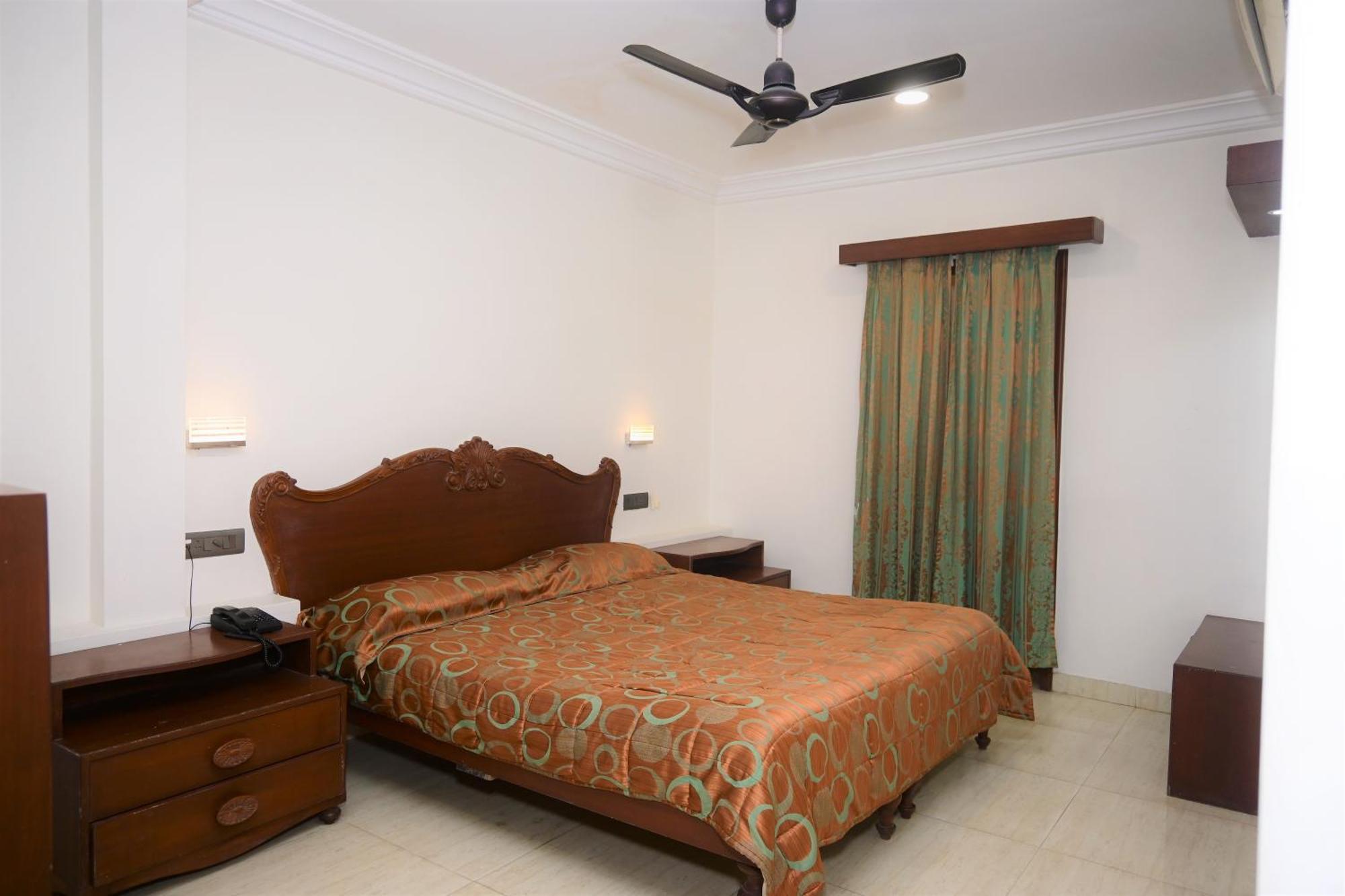 Hotel Ashray Ujjain Esterno foto
