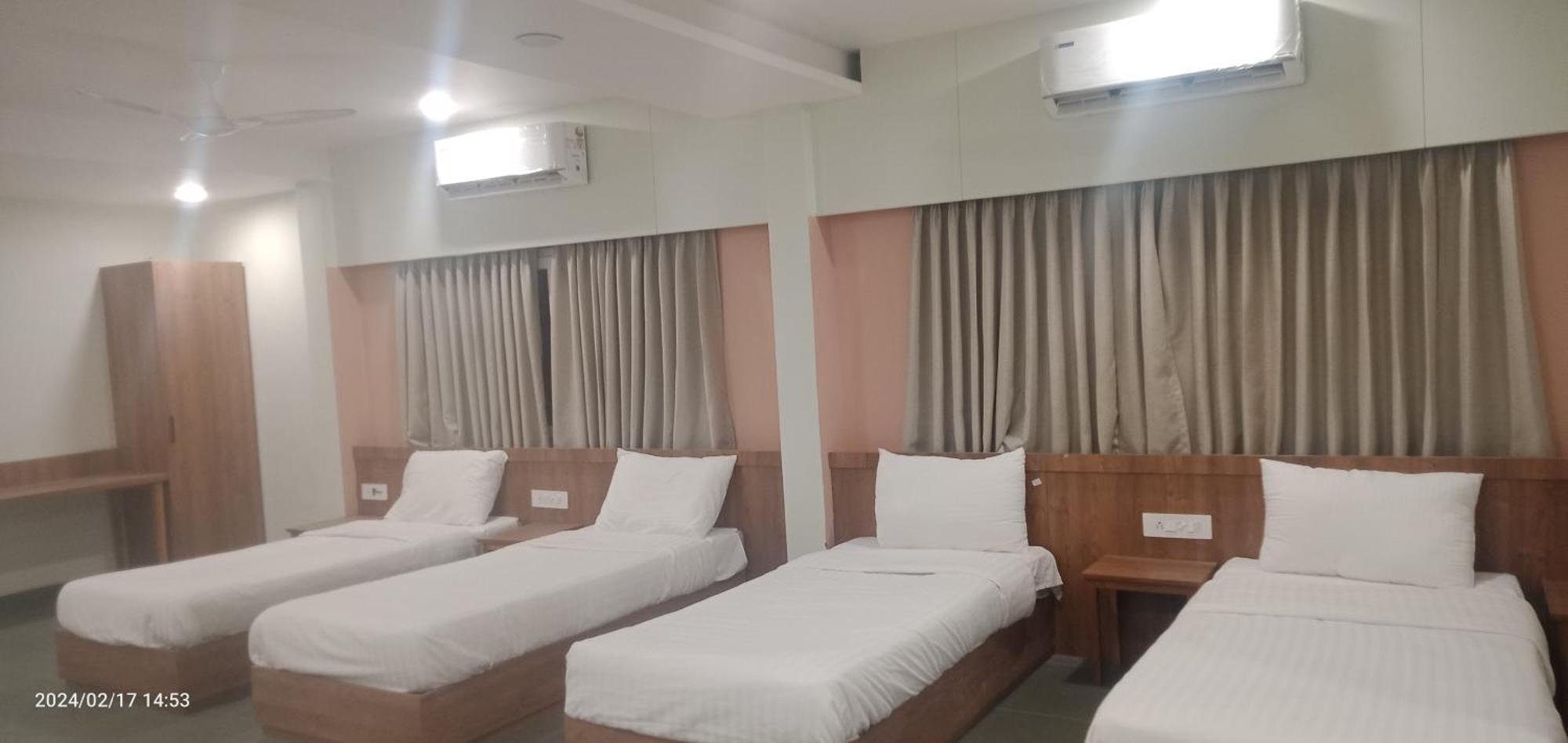 Hotel Ashray Ujjain Esterno foto