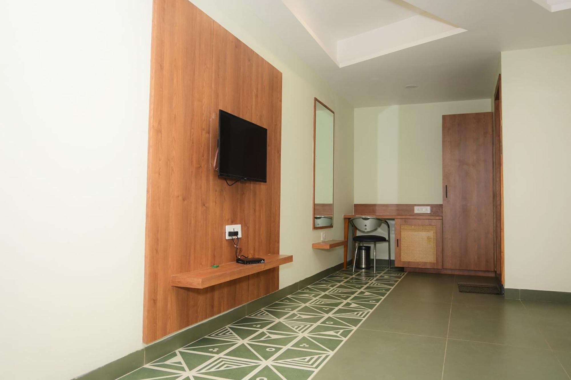 Hotel Ashray Ujjain Esterno foto