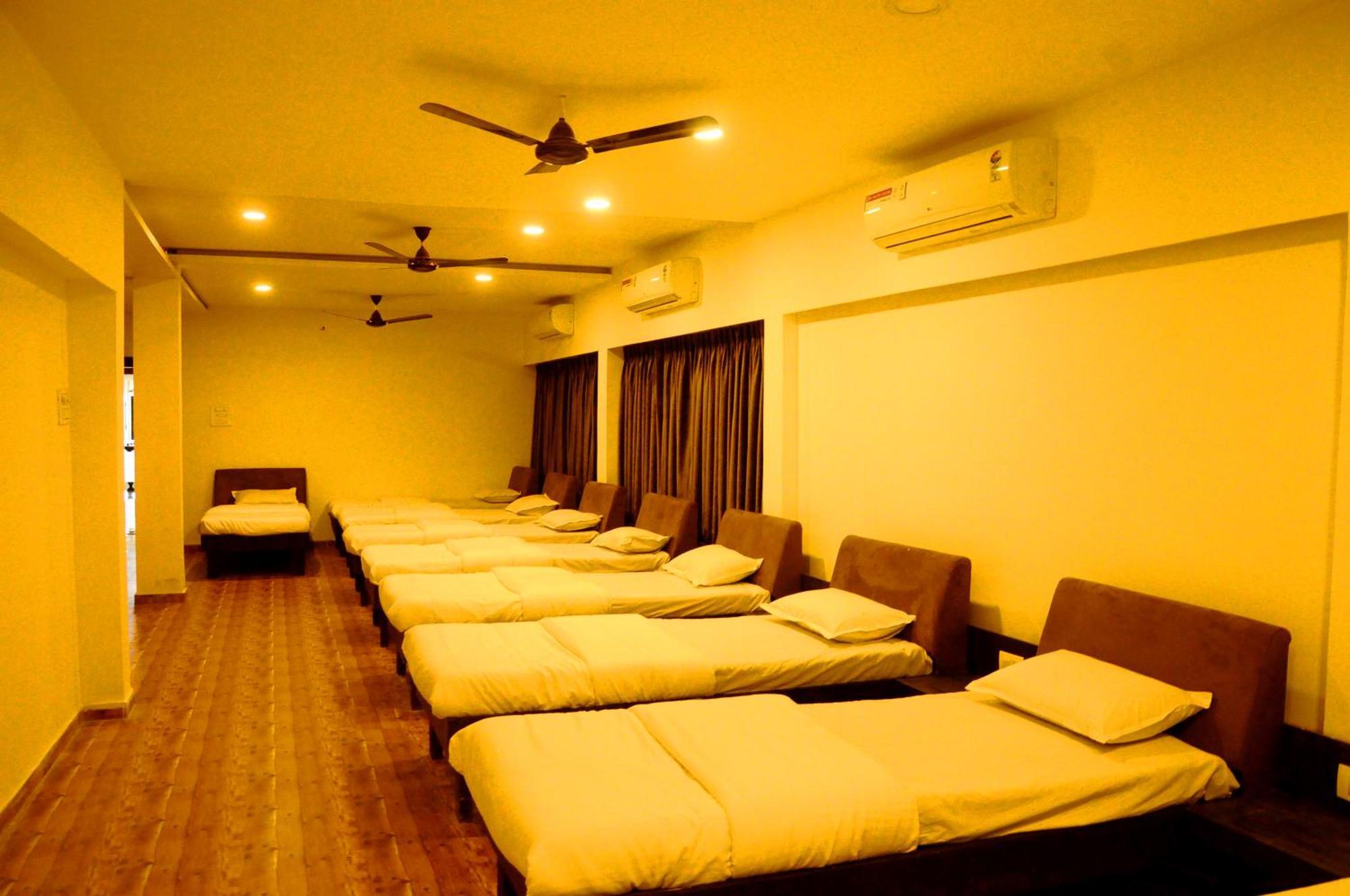 Hotel Ashray Ujjain Esterno foto