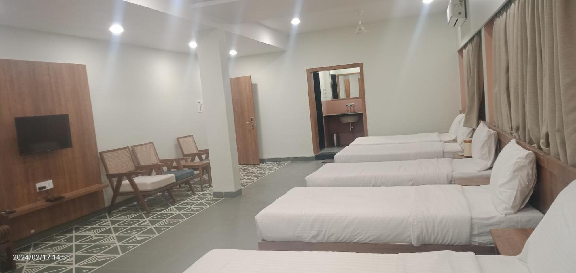 Hotel Ashray Ujjain Esterno foto