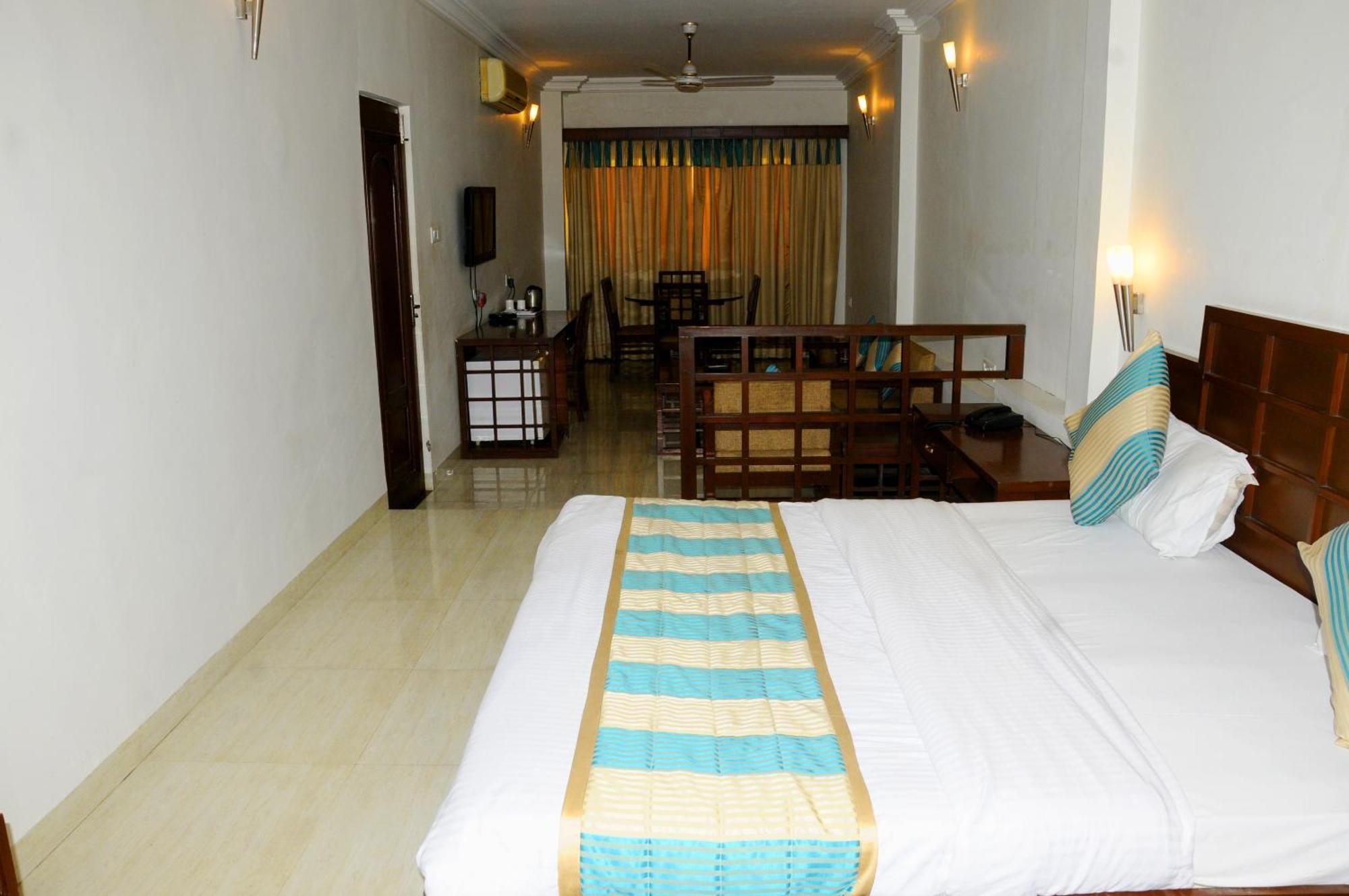 Hotel Ashray Ujjain Esterno foto