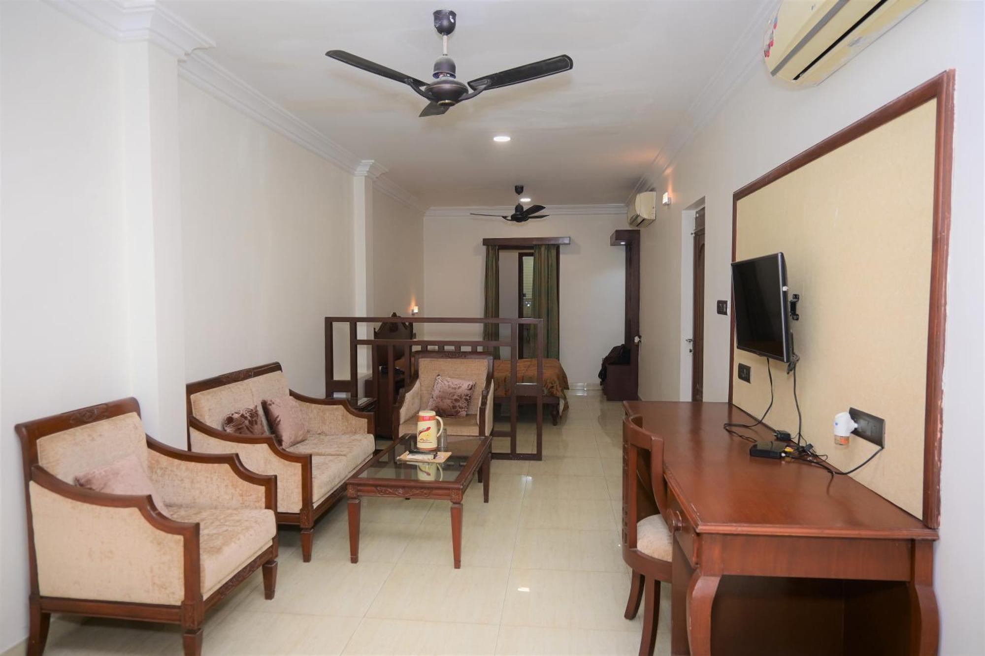 Hotel Ashray Ujjain Esterno foto