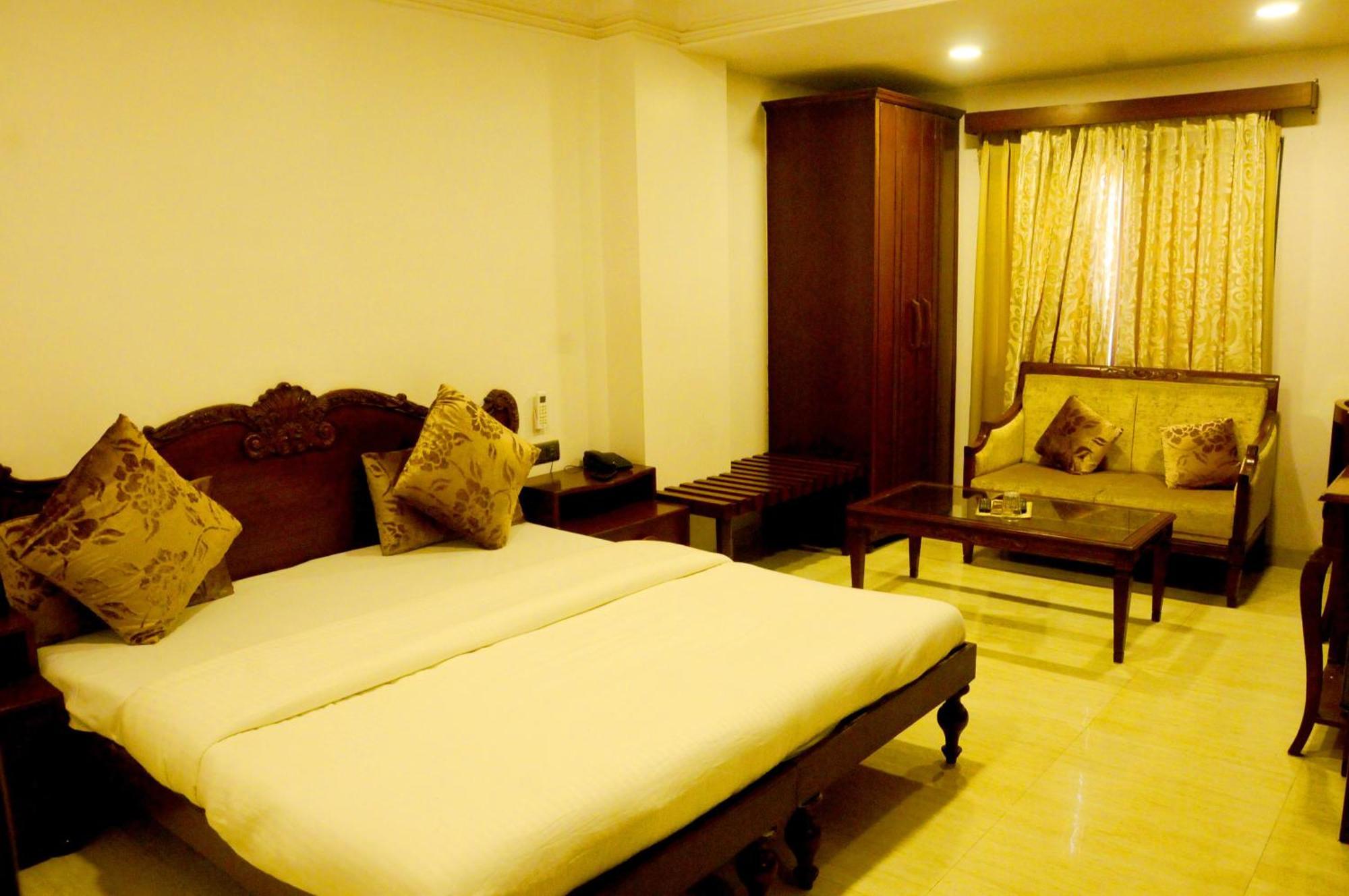 Hotel Ashray Ujjain Esterno foto