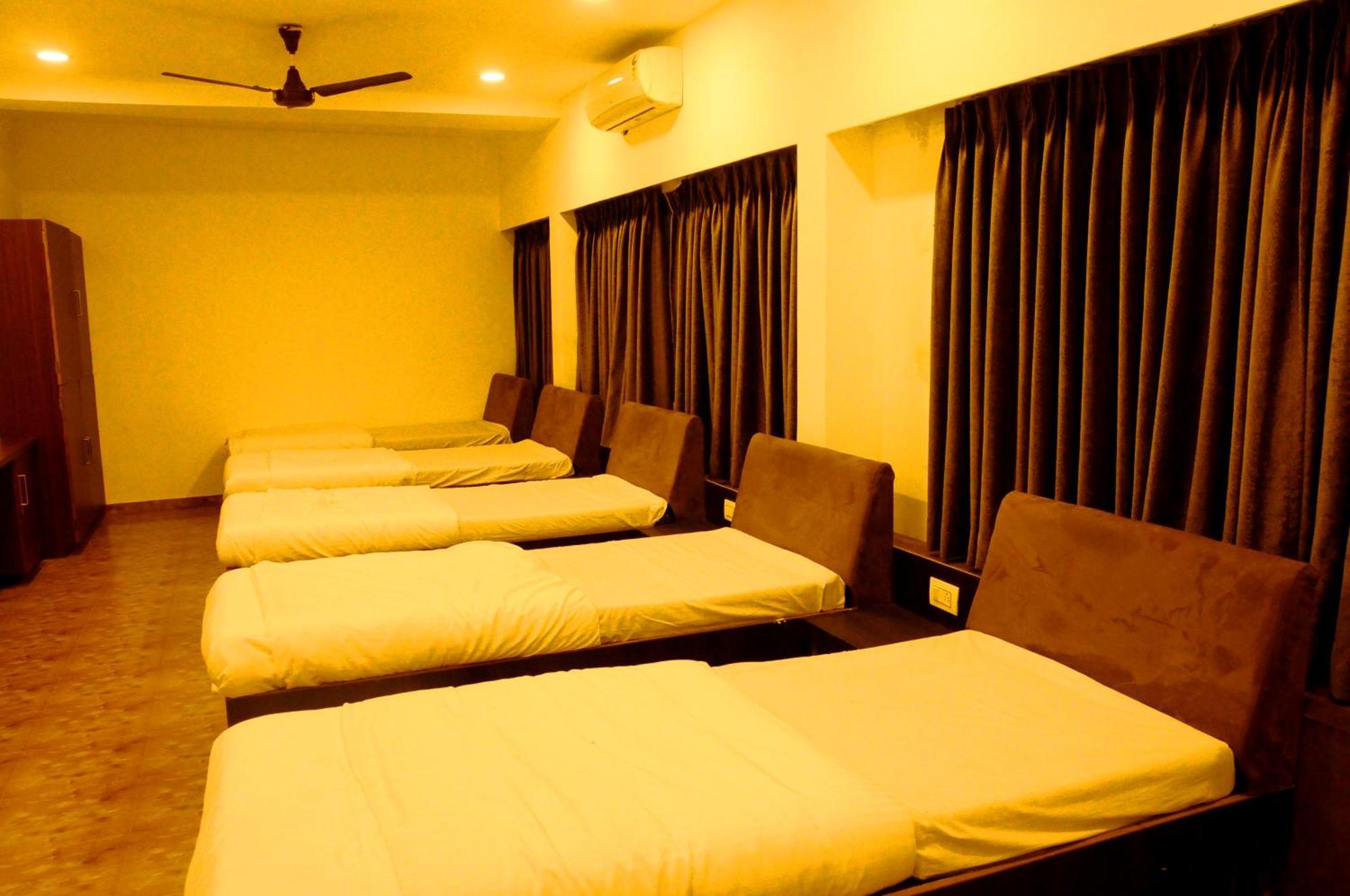 Hotel Ashray Ujjain Esterno foto