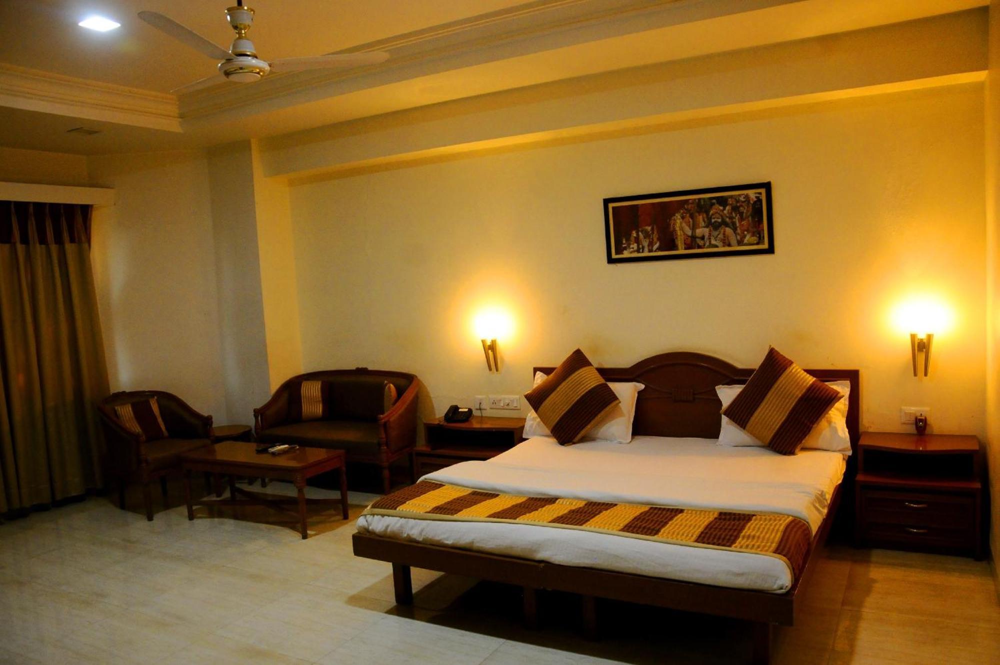 Hotel Ashray Ujjain Esterno foto