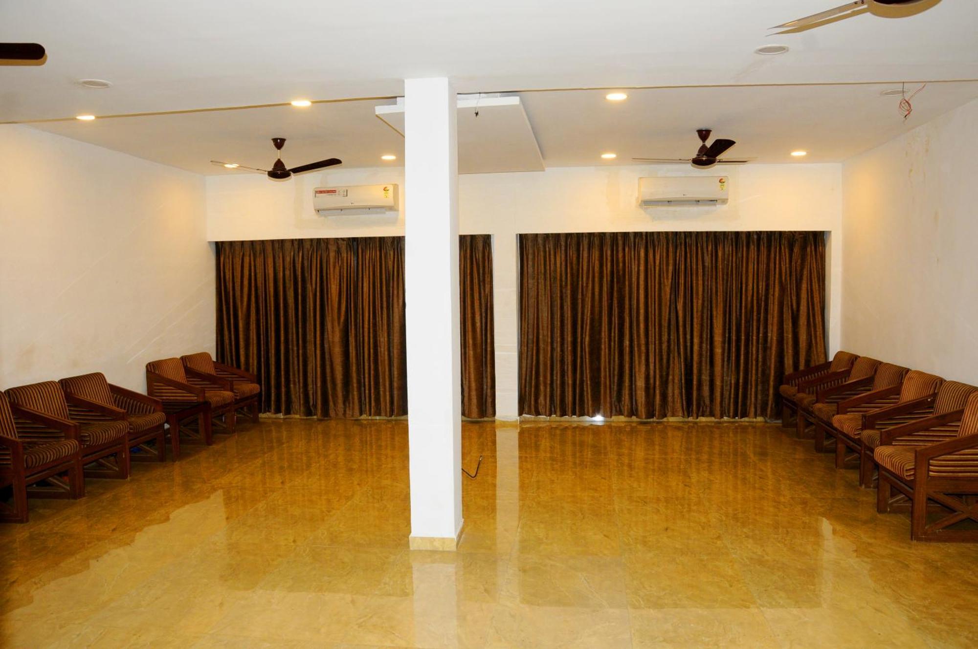 Hotel Ashray Ujjain Esterno foto