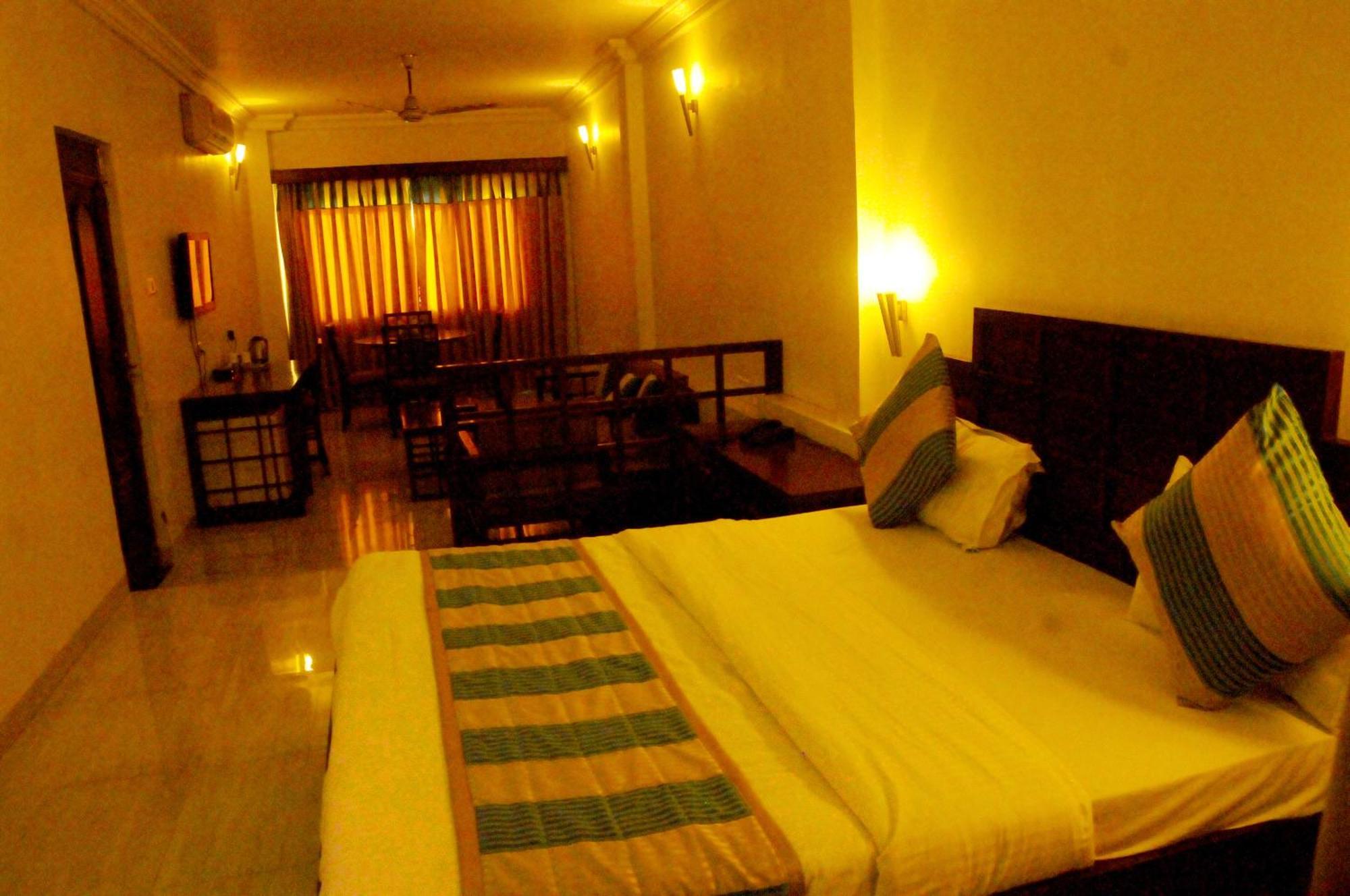 Hotel Ashray Ujjain Esterno foto