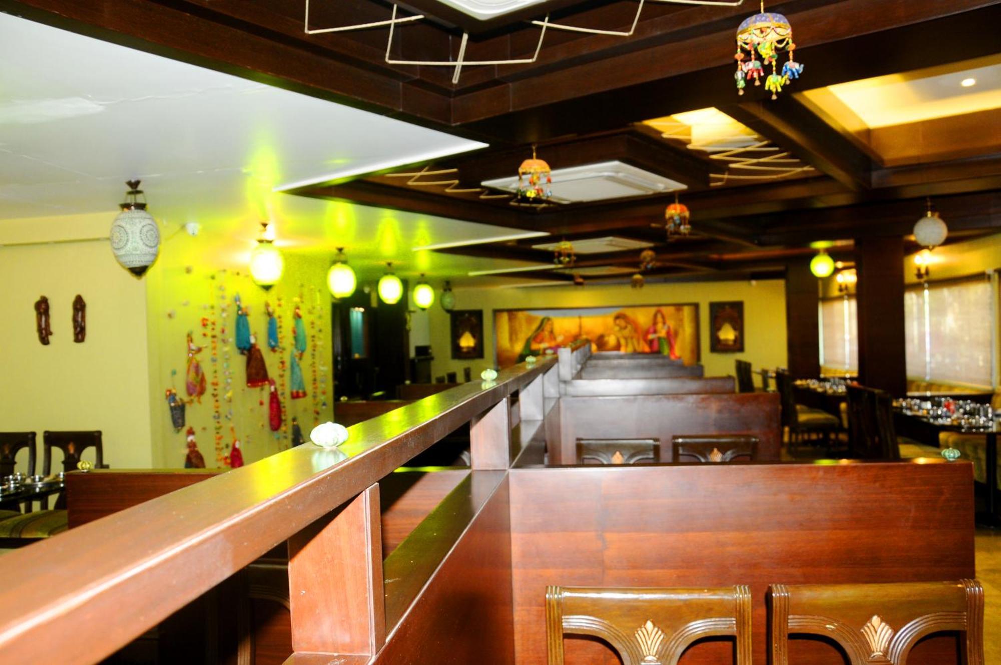 Hotel Ashray Ujjain Esterno foto