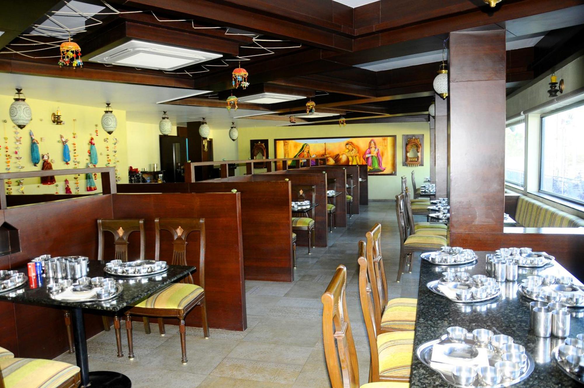 Hotel Ashray Ujjain Esterno foto