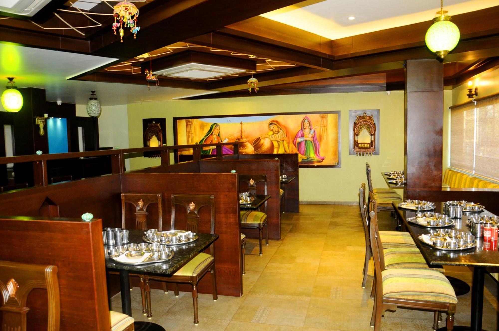 Hotel Ashray Ujjain Esterno foto