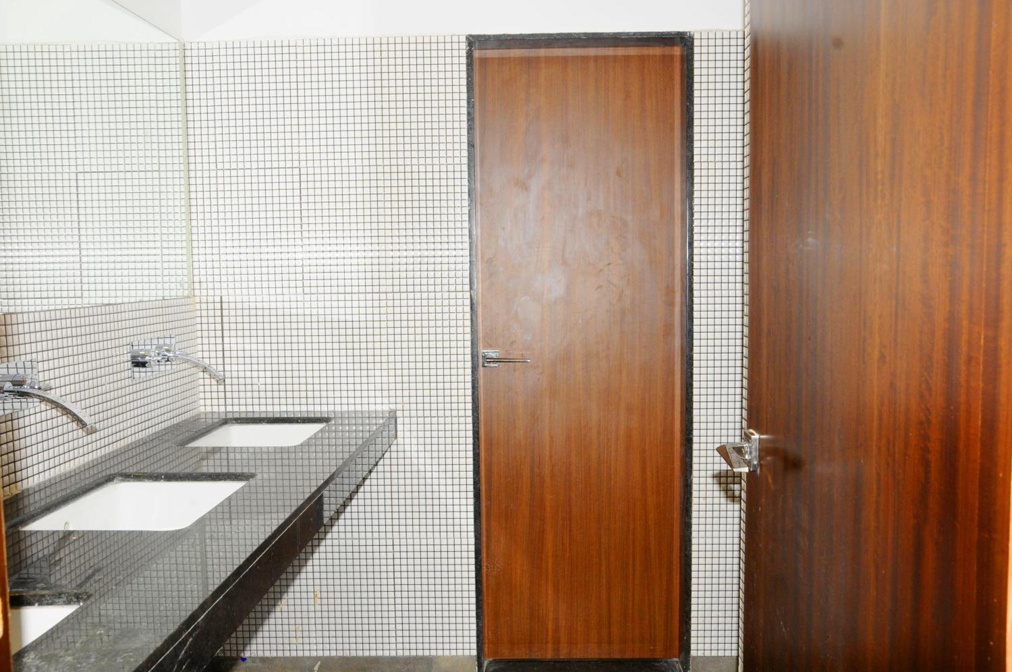 Hotel Ashray Ujjain Esterno foto